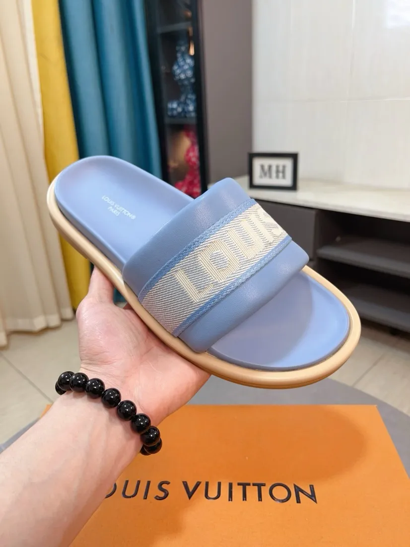 Ex-factory price 360🌹🌹 (lv-Louis Vuitton) New men's slippers, high-end boutique, exquisite embossed logo decoration on the upper, fine workmanship, super soft soles, casual, loose and comfortable, a must-have in summer! \nsize：38-44